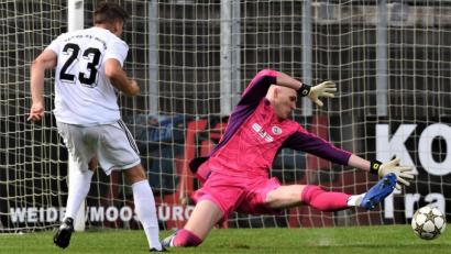 Bild: Büttner, Gerhard
Das war das 1:0 für die SpVgg SV Weiden: Stürmer Nico Argauer schiebt das Leder an Gästekeeper Christioph Obermüller vorbei ins gegnerische Tor. Doppeltorschütze Argauer musste noch in Halbzeit ein nach einem Pressschlag verletzungsbedingt ausgewechselt werden.