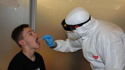 Bild: kro
Der 14-jährige Julius Wölfl aus Leonberg beim Testen in Waldsassen. Er und seine Familie ließen einen Abstrich machen, da es in den Urlaub nach Oberbayern geht.