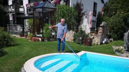 Bild: lnz
Der eigene Garten mit Pool in Pleußen ist der Lieblingsplatz von Schreinermeister Peter Rögner.