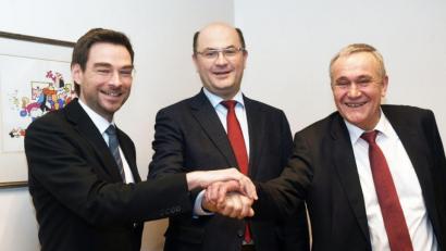 Bild: Gabi Schönberger
Gemeinsam für die Region: (von links) Landtagsabgeordneter Stephan Oetzinger, Finanzminister Albert Füracker und OB Kurt Seggewiß freuen sich über den Coup der Behördenverlagerung nach Weiden.