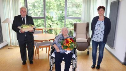 Bild: Stadt Tirschenreuth/exb
Der Jubilarin (sitzend) gratulierten herzlich Peter Gold und Einrichtungsleiterin Nicole Rischer-Bäumler.