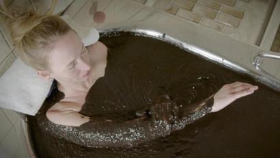 Bild: AIB-KUR GmbH/dpa
Das Moorbad hat eine Temperatur von 42 Grad und ist trotzdem entspannend.