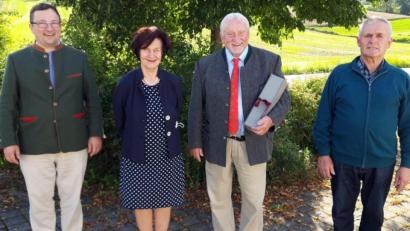 Bild: Markus Schadl/exb 
Weil sie seit 25 Jahren Jagdpächter sind, überreicht Jagdvorsteher Theodor Schadl (rechts) an Ulrich Schmid (Zweiter von rechts) ein Geschenk, mit dabei Ruppert Schmid (links) und Eva-Maria Schmid (Zweite von links).