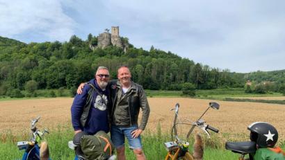 Bild: Privat
Vespa-Lederjacke und Shorts. Die beiden Mofa-Rocker Peter (rechts) und Thomas Braunreiter auf ihrer Fahrt durch die Fränkische Schweiz.