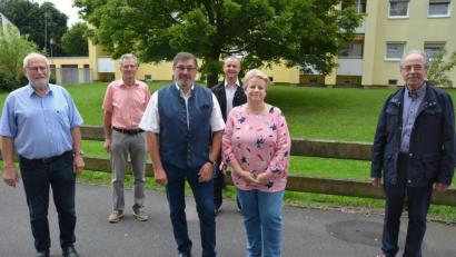 Bild: jr
Mit einem Ständchen überraschte ein Gesangsquartett des Männergesangsvereins Mitterteich Lothar Wührl (Mitte, mit Lebensgefährtin Gabi) zu dessen 70. Geburtstag. Mit dabei waren (von links) Dr. Hans Schaumberger, Theo Meierhöfer, Vorsitzender Markus Schuller und Siegfried Rasp.