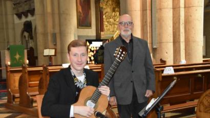 Bild: hcz
Peter Ermer (Gitarre) und Lektor Ferdinand Meier gestalteten die Matinee.
