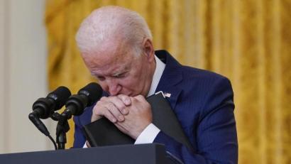 Bild: Evan Vucci/dpa
Joe Biden, US-Präsident, hält inne, als er im Weißen Haus nach dem tödlichen Anschlag in der Nähe des Flughafens von Kabul spricht.