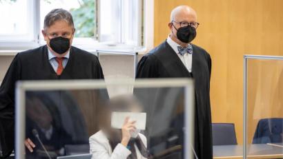 Archivbild: Daniel Karmann
Die angeklagte Frau hält sich neben ihren Anwälten Andreas Kaiser (l) und Michael Haizmann im Landgericht Regensburg ein Blatt vors Gesicht.