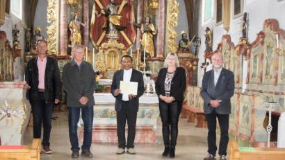 Bild: akp
Von links: Kirchenpfleger Joachim Kellner (Gleiritsch), Kirchenpfleger Alfons Forster (Weidenthal), Pfarrer Cyprian Anyanwu, Pfarrgemeinderatssprecherin Maria Kellner (Gleiritsch) und Georg Köppl von der Kirchenverwaltung Altendorf bei der Spendenübergabe