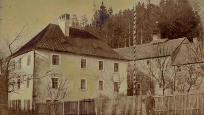 Archivbild: Archiv Albert Lichtblau
Ein Foto um 1900 aus dem Archiv von Albert Lichtblau zeigt vorne das ehemalige Bergamt, später Brauhaus, links dahinter die Brauerei, rechts daneben das kleinere Gebäude, das Andreas Lindner 1864 als Wohnhaus für seine Familie errichtete.