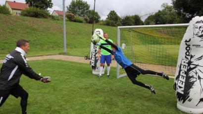 Bild: kro
Torwarttrainer Thomas Scheben (links) bringt den 12-jährigen Niclas Wonke aus Tirschenreuth zum Fliegen. Huberth Rosner beobachtet die Szene genau.