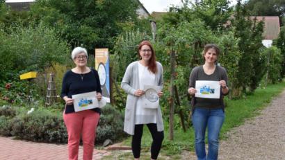 Bild: exb/Fair-Trade-Gruppe Waldsassen
Gudrun Sirtl, Karo Wenisch und Christina Kunz (von links) werben für das „1. Waldsassener Mondschein-Dinner“ im Naturerlebnisgarten.