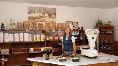 Bild: Götz
Marina Schneider (Bild) sorgt im Café "Zeitgeist" mit angegliedertem Verkaufsbereich zusammen mit fleißigen Helfern wie Nina Eder dafür, dass regionale Produkte einen Abnehmer finden. Vorne rechts steht die alte Waage, die noch aus dem früheren Kaufhaus Geist stammt.