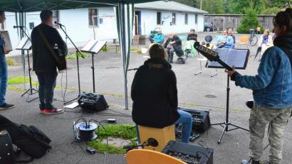 Bild: Kunz
Auch wenn sich das Interesse bei den Bewohnern im Rahmen hielt: Die Unterstützer der Obdachlosensiedlung Schustermooslohe genossen das Konzert.