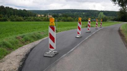 Bild: hmr
Die bisher nur provisorisch hergestellten Ausweichstellen entlang der Gemeindeverbindungsstraße zwischen Hundsbach und Pechtnersreuth sind neu asphaltiert worden. Die Sperrung der Strecke dauert noch bis Freitag, 3. September.