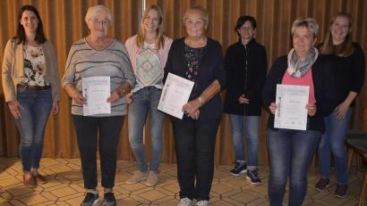 Bild: sck
Die frisch gewählte Vereinsführung und die Geehrten für 25 Jahre Mitgliedschaft: (von links) Ines Schindler, Gertraud Dimler, die neue Vorsitzende Tina Lehner, Irmgard Raß, Zweite Vorsitzende Melanie Baier, Petra Lehner und Corinna Speckner.