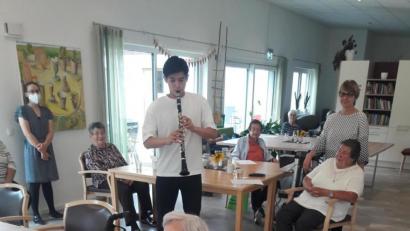 Bild: dob
Der Vollblutmusiker Tiger Nabeshima aus Tokio gibt ein kurzes Klarinettenkonzert in der AWO-Tagespflege. Die Senioren waren vom Können des jungen Mannes begeistert.