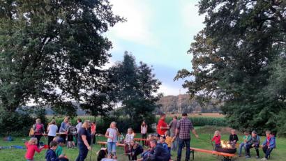 Bild: fz
Nach Stockbrot und Würstchen am Lagerfeuer gings für die Kinder aus Bechtsrieth, Trebsau und Irchenrieth in den Wald