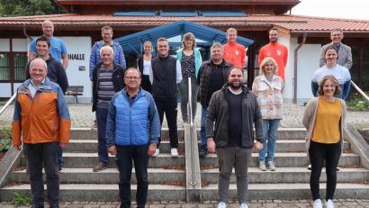 Bild: bsc
Bürgermeister Oskar Schuster (hinten rechts) wünschte dem Führungsteam des Turn- und Sportvereins mit seinen beiden Vorsitzenden Johannes Härtl (vorne, Zweiter von rechts) und Helmut Radimerski (vorne, Zweiter von links) viel Erfolg und einen erfolgreichen Abschluss der anstehenden Baumaßnahmen.