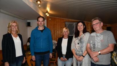 Bild: bey
Pleysteins Zweite Bürgermeisterin Andrea Lang (links) gratuliert dem neuen Vorsitzenden der Siedlergemeinschaft Lohma Martin Puff, seiner Vertreterin Silke Walter, Schriftführerin Manuela Siegl und Kassier Michael Hauch (von links).