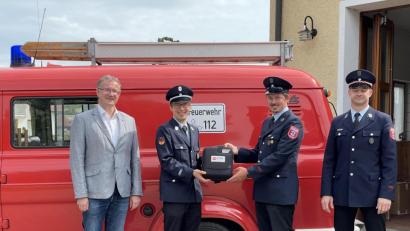 Bild: ga
Andreas Süß (Zweiter von rechts) übergab im Beisein von Bürgermeister Franz Grabinger (links) und Vorsitzendem Markus Scheuerer (rechts) einen Defibrillator an Kommandant Florian Aumeier (Zweiter von links).