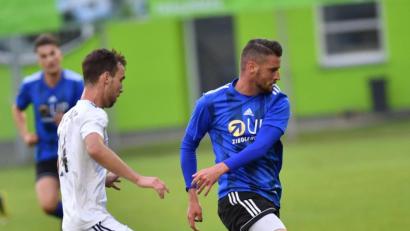 Bild: A. Schwarzmeier
Josef Rodler (hier in einer Szene aus einem früheren Spiel) brachte die SpVgg SV Weiden in Bad Kötzting mit 2:0 in Führung, doch die Scheler-Elf kassierte noch den Ausgleich.