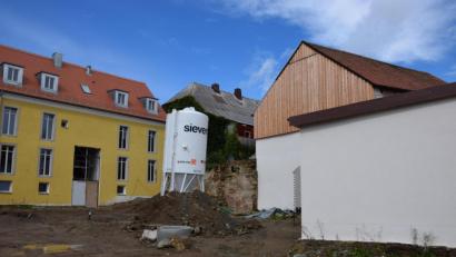 Bild: fla
Bei den Außenanlagen des Anwesens Marktplatz 13 (Ansicht von der Hauergasse aus) muss der Plan geändert werden. Bei den Abbrucharbeiten wurden die Fundamente einer Garage (rechts im Bild) freigelegt. In diesem Bereich muss das Bodenniveau angehoben werden.