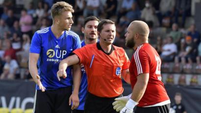 Archivbild: Hubert Ziegler
Diese Diskussion nach dem Derby vor zwei Wochen können Michael Heisig (rechts) und Angreifer Nico Argauer (links) nun in der Kabine fortführen. Der bisherige Torwart des FC Amberg schloss sich kurz vor Ende der Transferfrist der SpVgg SV Weiden an.