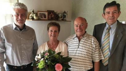 Bild: Eichl
Wilma und Baldi Witzl feiern Goldene Hochzeit; Pfarrer Max Früchtl (rechts) und Bürgermeister Robert Lindner (links) gratulieren.
