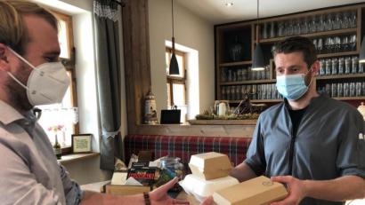 Bild: pmis
Im Restaurant Miesberg in Schwarzenfeld setzt Wirt Markus Neudert (rechts) auf umweltfreundliche Verpackungen. In Pappboxen können all seine Speisen abgeholt werden.