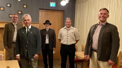 Bild: Jürgen Donhauser/exb
MdL Alexander Flierl (im Bild von links) würdigte Franz Sedlmeiers Verdienste als langjähriger Vorsitzender. Er fungiert nun als zweiter Vorsitzender. Max Kefes ist Schriftführer und Manfred Binder Schießwart. Neuer Vorsitzender der Kreisgruppe wurde Jürgen Donhauser.