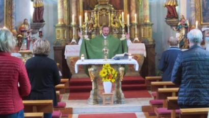 Bild: Berthold Heldmann/exb
Das Kuratbenefizium Paulsdorf verabschiedet bei einem Gottesdienst Kaplan Florian Weindler.