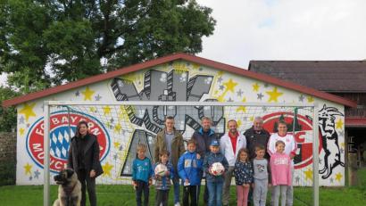 Bild: jzk
Zweiter Bürgermeister Hermann Schraml (hinten, Vierter von rechts) dankte Helmut Koller, Alois Wöhrl und Andreas Koller (hinten von rechts) für die Anlage eines schönen Bolzplatzes in Eisersdorf.