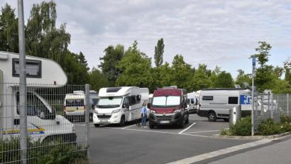 Bild: Petra Hartl
Nicht nur im aktuellen Corona-Sommer erfreut sich der Wohnmobilplatz am Schießstätteweg in Amberg großer Beliebtheit.