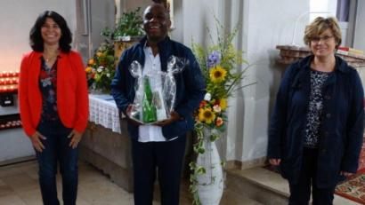 Bild: twg
Trotz des Abschieds ein Lachen auf den Gesichtern von Kirchenpflegerin Marina Fenzl (von links), Pfarrer Paul Ezenwa und Pfarrgemeinderatssprecherin Irene Ritter.
