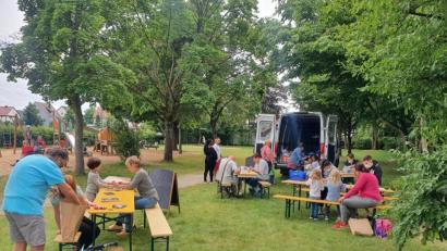Bild: Nico Erhardt/exb
Langweilig wurde den Kindern am Spielwagen in den Ferien nicht.