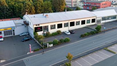 Bild: fph
Zur bestehenden Luisenburg-Garage (links) gehören nun die Sebald-Volleyball-Halle (Mitte) mit den beiden direkt angrenzenden Wohnungen sowie die flacheren Gebäude rechts mit den Freiflächen.