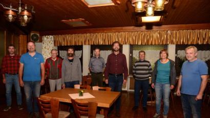 Bild: bey
Thomas Parton, Thomas Weig und Uli sind die neuen gleichberechtigten Vorsitzenden der Freien Wählergemeinschaft Pleystein, Barbara Weig ist die neue Schriftführerin, Hans Schwägerl Kassier (leicht im Vordergrund von links), Beisitzer sind Josef Ach, Peter Trstan, Herbert Stahl und Josef Rewitzer (hintere Reihe von links).