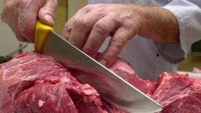 Symbolbild: Matthias Schrader/dpa
Gerade auch in lebensmittelverarbeitenden Betrieben wird händeringend nach Personal gesucht. Angesichts von Fachkräfte-Engpässen haben laut Agentur für Arbeit manche Betriebe in der Region schon ihre Öffnungszeiten anpassen müssen.