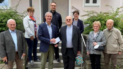 Bild: cro
Pater Dariusz Sztuk (Vierter von rechts) kommt nächstes Jahr wieder. Als Zeichen der Verbundenheit, auch zum Heimatkloster Lád in Polen, erhielt Pater Dariusz für seine segensreiche Arbeit in seiner dreiwöchigen Urlaubsvertretung Spenden von der Frauenbund Vorsitzenden Sonja Sczech (Zweite von links), vom Vorsitzenden der KAB Franz Völkl (rechts) und vom Kirchenpfleger Josef Völkl (Dritter von links).