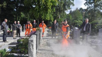 Bild: dob
Die städtische Mitarbeiterin Sabine Dworzak probiert die Heißwasserlanze gleich einmal aus.