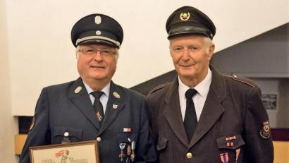 Bild: wlr
Feuerwehr-Ehrenkommandant Franz Smola ist stolz darüber, die seltene Auszeichnung der Südtiroler Feuerwehr bekommen zu haben. Mit ihm freute sich auch Smolas Algunder "Gegenstück" und Wegbegleiter über sehr viele Jahre, der Ehrenkommandant der Algunder Feuerwehr Otto Waibl.