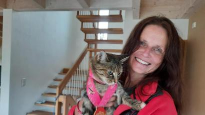 Bild: Privat/exb
Silke Fersch und ihre Goldmedaille. Als sie nach Hause kam, sprang ihr Katze Lilli freudig entgegen. "Da habe ich ihr spontan die Medaille umgehängt."