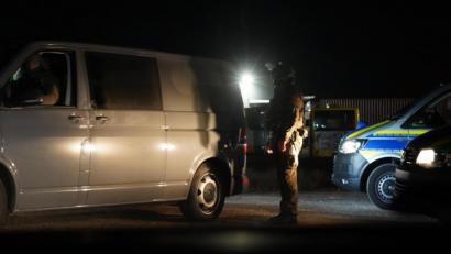 Bild: Polizei Oberpfalz
Einsatzkräfte des SEK haben in Regensburg mehrere Wohnungen durchsucht.
