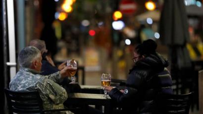 Bild: Frank Augstein
Gäste vor einem Pub in Liverpool. Foto: Frank Augstein/AP/dpa