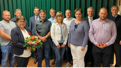 Bild: exb
Die wiedergewählte CSU-Ortsvorsitzende Christina Rosner (Dritte von links) freut sich mit ihren beiden Stellvertretern Hans-Peter Ottlinger (Fünfter von links) und Bianca Kraus (Vierte von links) auf eine erfolgreiche Zusammenarbeit mit dem neuen Vorstandsteam