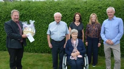 Bild: jr
Im Kreise seiner Familie feierte am Johann Zeus (Zweiter von links) am Dienstag seinen 85. Geburtstag. Es gratulierte neben Ehefrau Hildegard, den Töchtern Martina und Sabine und Sohn Gerhard (von links) auch Zweiter Bürgermeister Johann Brandl.