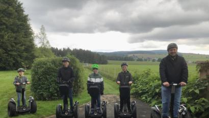 Bild: Helmut Prucker/exb
CSU-Ortsvorsitzender Mario Rabenbauer (rechts) mit den teilnehmenden Kindern auf dem Segway.