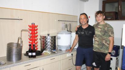 Bild: edo
Vater und Sohn teilen ein gemeinsames Hobby: Im Keller des Vorbacher Gemeindezentrums brauen Mike und Moritz Dietz Bier. Einmal im Monat wird es ausgeschenkt.