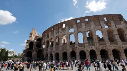 Bild: Riccardo De Luca
Touristen warten in einer Schlange, um das Kolosseum zu betreten. In Italien gelten ab diesem Mittwoch verschärfte Corona-Regeln. Foto: Riccardo De Luca/AP/dpa
